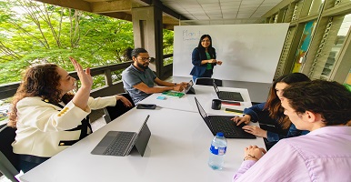 Funcionarios dialogando en una reunión