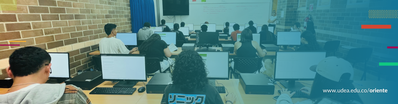 Composición gráfica con una toma panorámica de una sala de cómputo en el campus El Carmen de Viboral