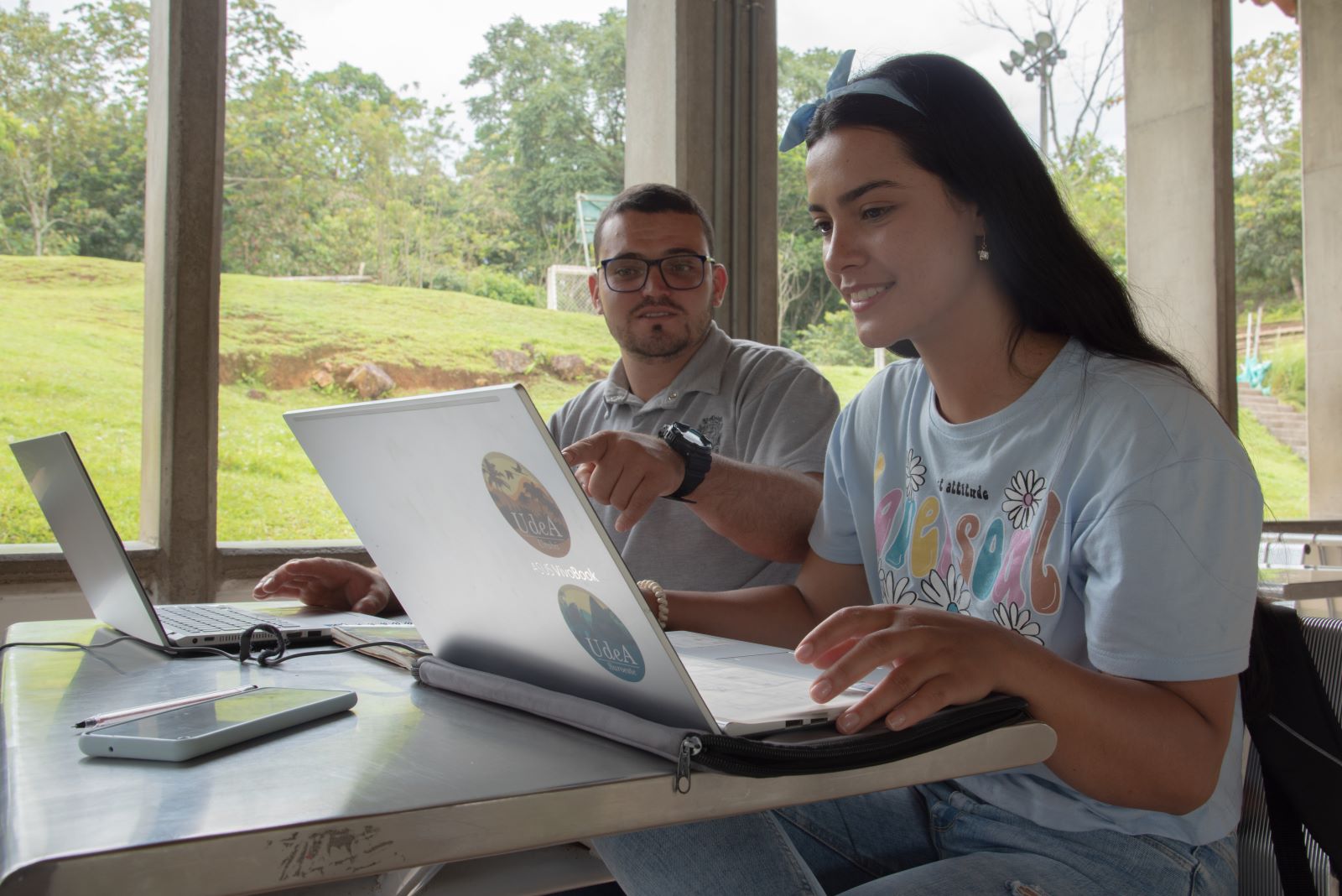 Foto de dos estudiantes del campus Caucasia