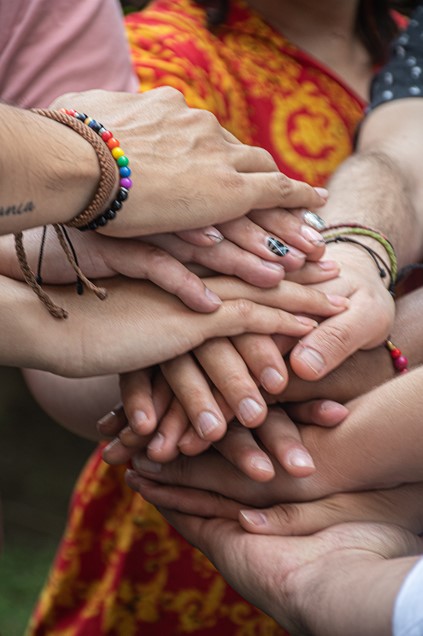 Fotografía de manos diversas entrelazadas