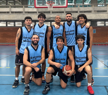 Equipo de baloncesto masculino Escuela de Idiomas