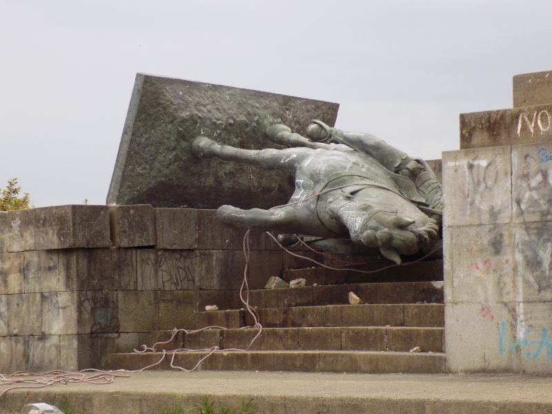 Indigenous peoples tore down the monument of Sebastián de Belalcázar in Popayán.