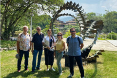 Chamán que agarra un niño es una de las nueve replicas de los monolitos de San Agustín que rodean el Museo Universitario de la Universidad de Antioquia. 