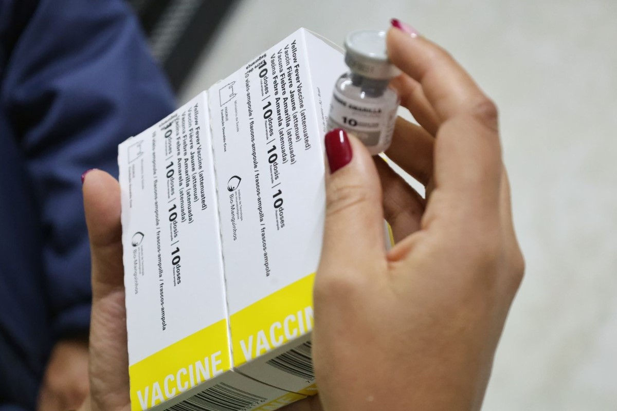 A close-up of a person holding a vaccine

AI-generated content may be incorrect., Imagen