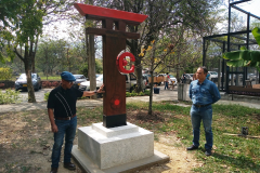 Chamán que agarra un niño es una de las nueve replicas de los monolitos de San Agustín que rodean el Museo Universitario de la Universidad de Antioquia. 