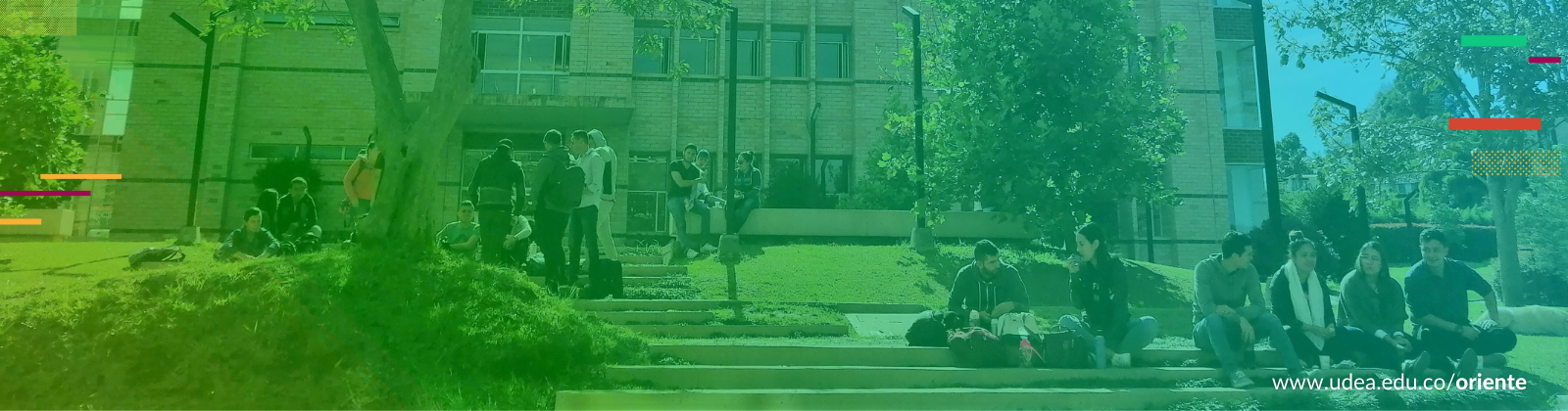 Banner con una panorámica del campus El Carmen de Viboral, con estudiantes compartiendo en las zonas verdes