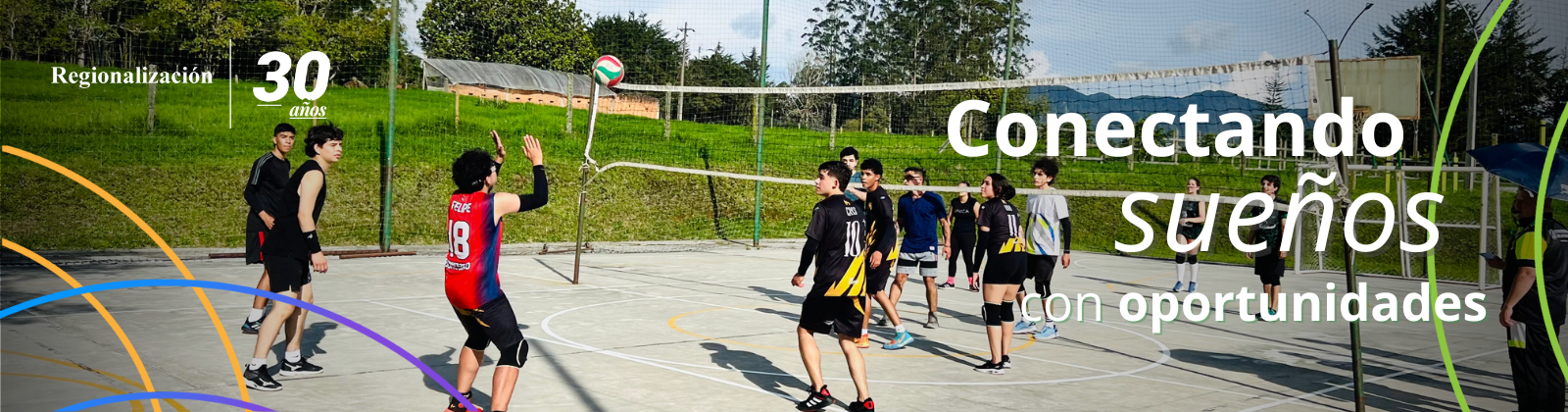 Un grupo de estudiantes disputando un partido de voleibol en la placa polideportiva del campus El Carmen de Viboral