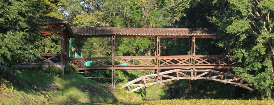 Fotografía del puente sobre el salón del lago en el campus El Carmen de Viboral Fotografía del puente sobre el salón del lago en el campus El Carmen de Viboral