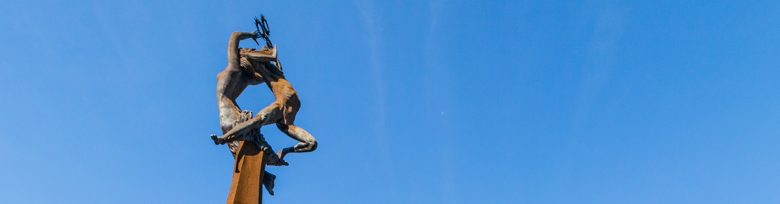 Fotografía de la parte superior de la fuente "El hombre creador de energía", con un cielo azul de fondo.