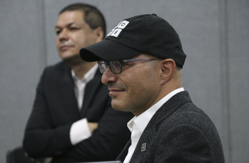 Tres íconos de siluetas de personas y una mano señalando al ícono de la mitad.