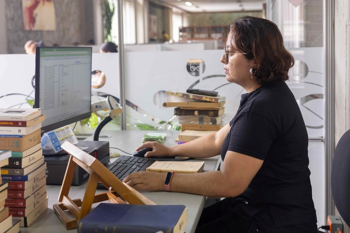 A person sitting at a desk using a computer

AI-generated content may be incorrect., Imagen