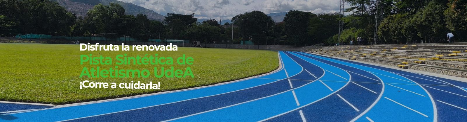 Fotografía de la renovada Pista Sintética de Atletismo UdeA, es de color azul y rodea la cancha de grama verde natural.
