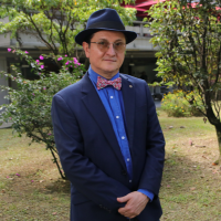Fotografía del profesor Héctor L.