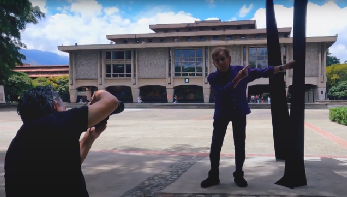 Maestro Manzur con su obra Caballo al viento que donó a la U