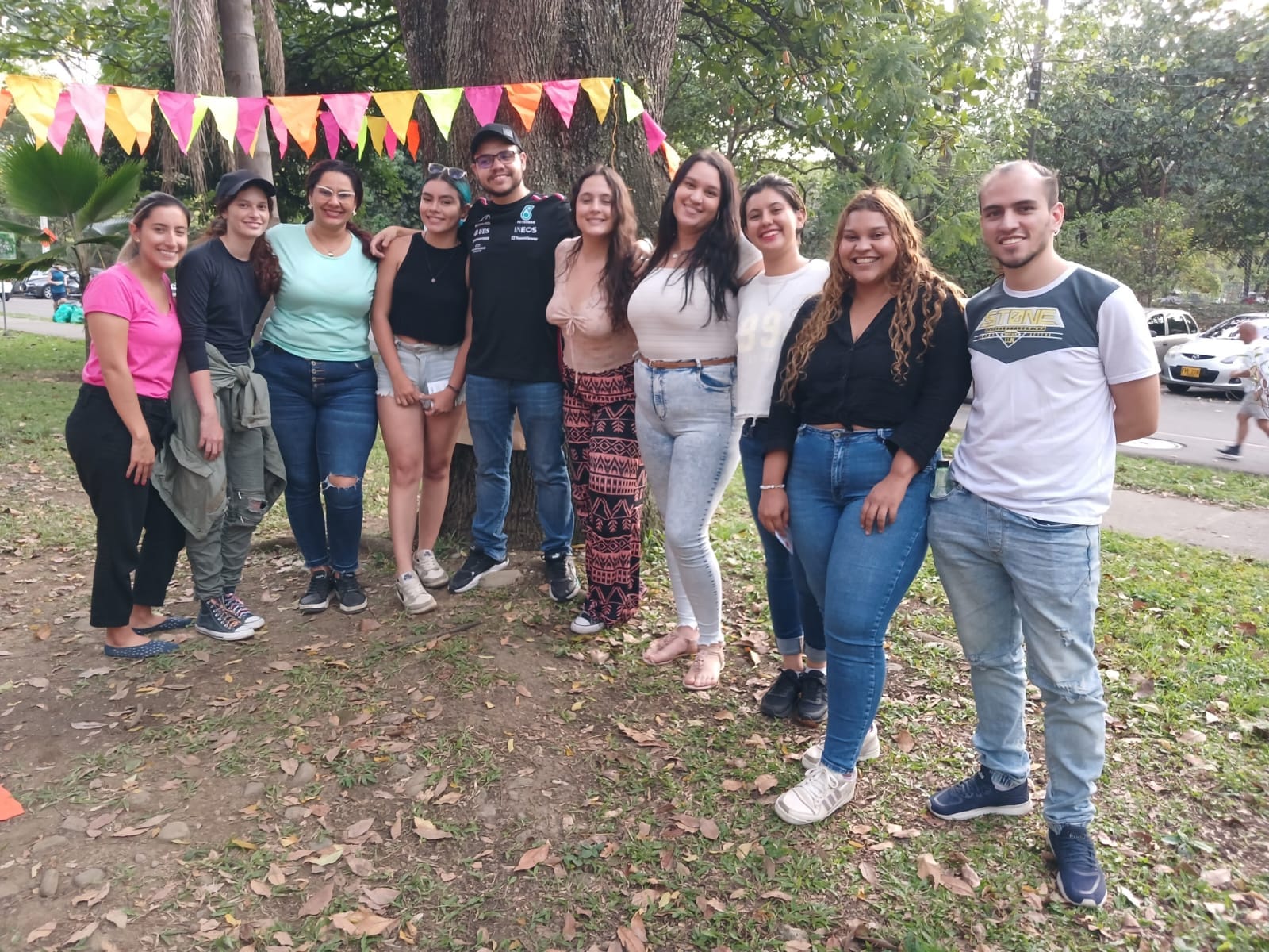 Fotografía de las y los mentores de la Coordinación de Bienestar de la FCF en un picnic con el estudiantado