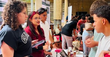 Niños y niñas disfrutando de las actividades pedagógicas del Museo de la Vida