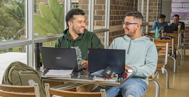 Dos estudiantes de la UdeA compartiendo en una mesa del campus El Carmen de Viboral