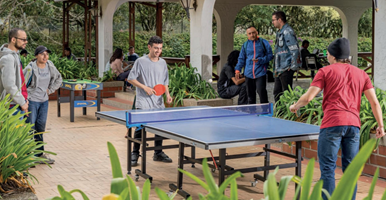 Estudiantes del campus El Carmen de Viboral disfrutando del semillero de tenis de mesa en la ludoteca