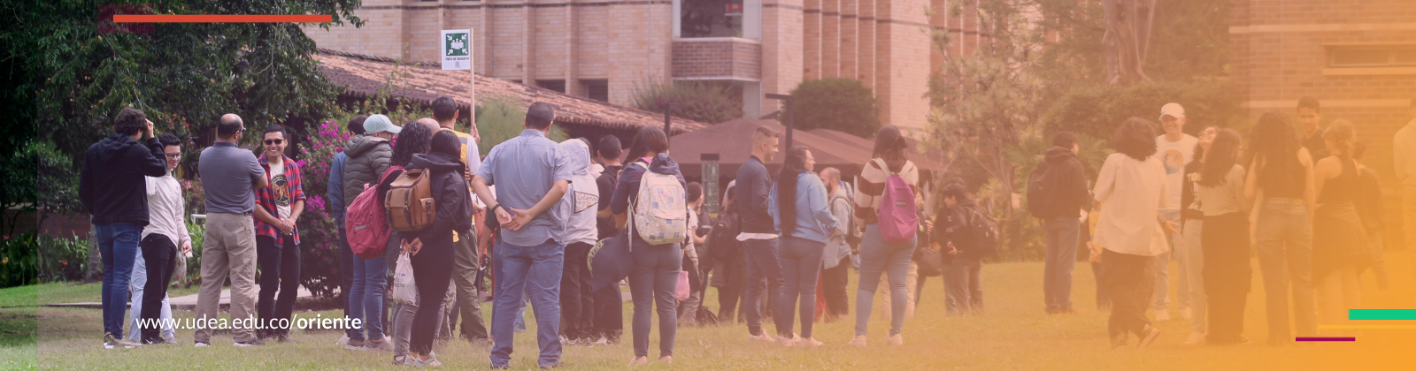 Plano general del campus con personas en las zonas verdes, en el marco de un simulacro de evacuación