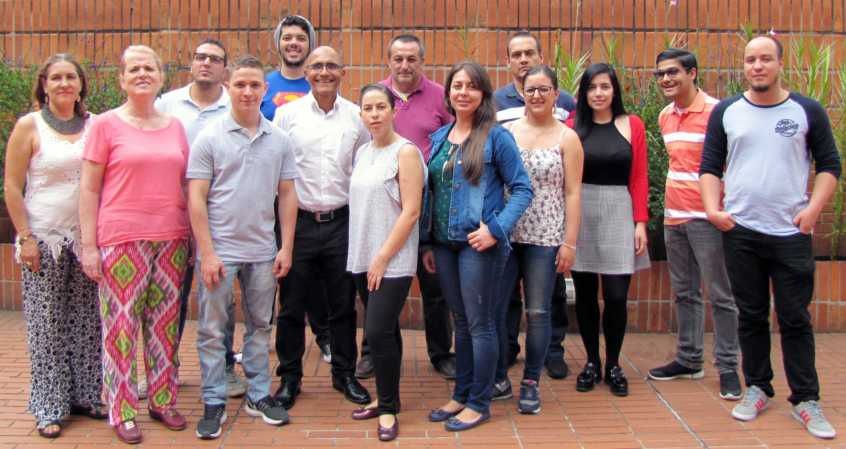 foto con catorce personas integrantes del grupo