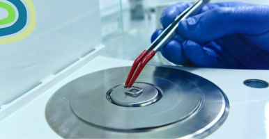 fotografía de una mano manejando un calibrador de laboratorio